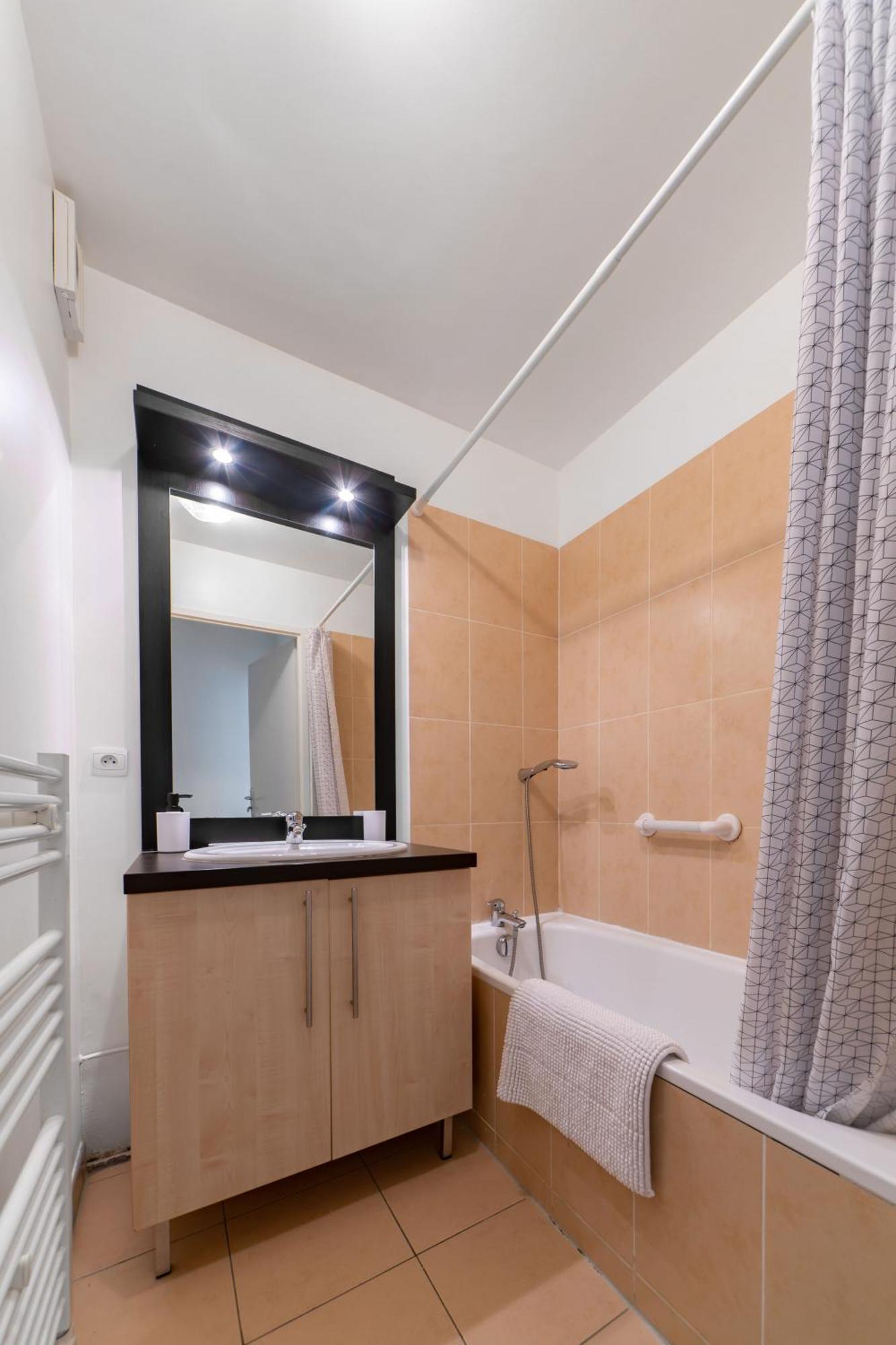 L'Eugenie - Appartement Design & Confort En Centre-Ville Vichy Luaran gambar